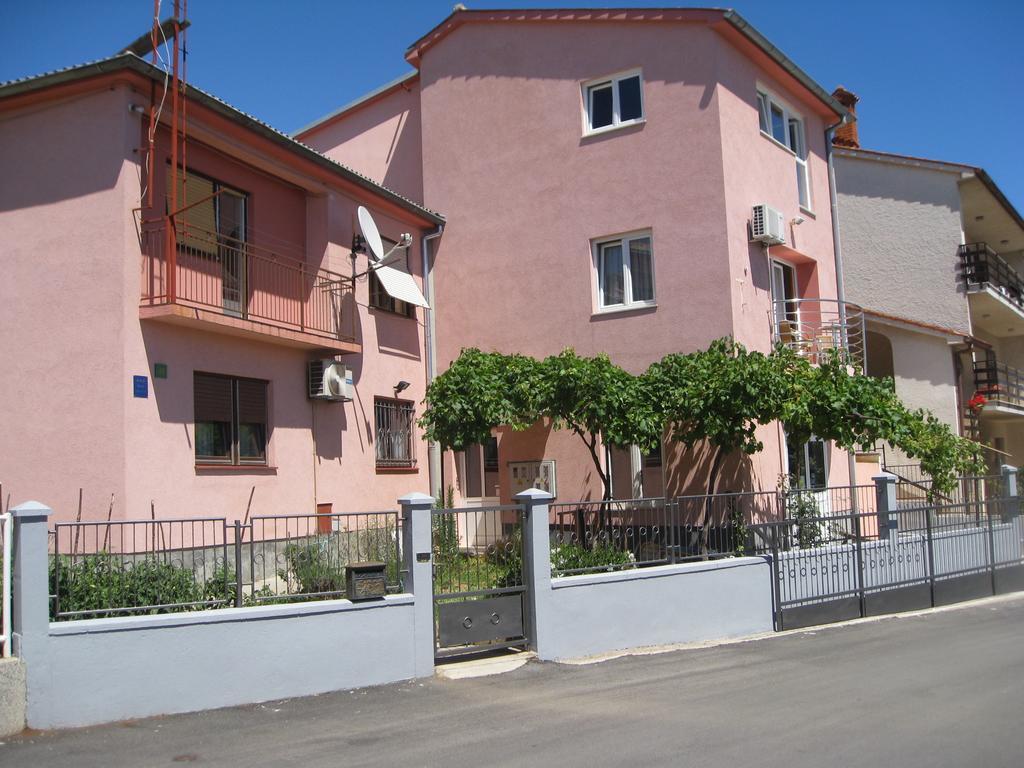 Dina Apartments Pola Esterno foto