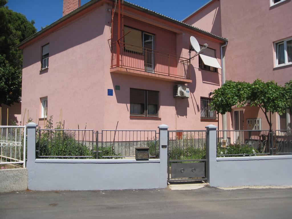 Dina Apartments Pola Esterno foto