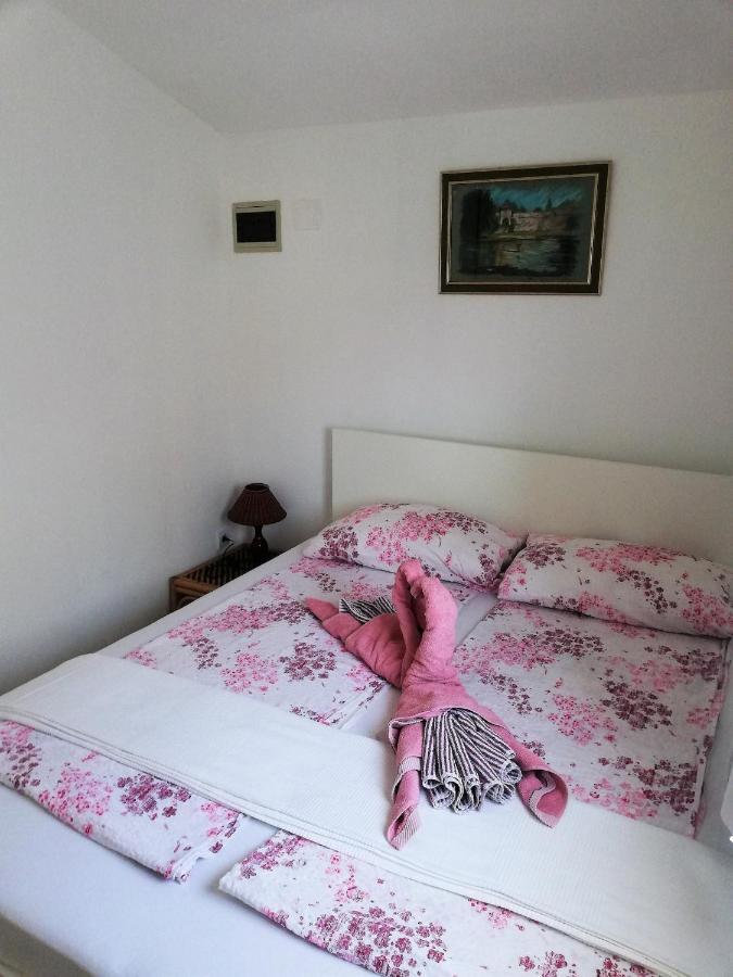 Dina Apartments Pola Esterno foto
