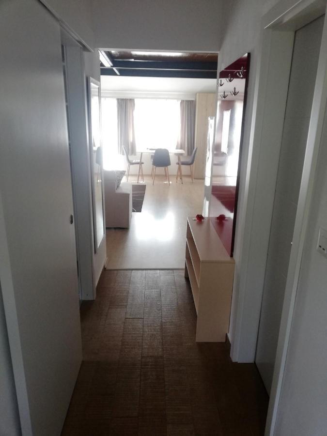 Dina Apartments Pola Esterno foto