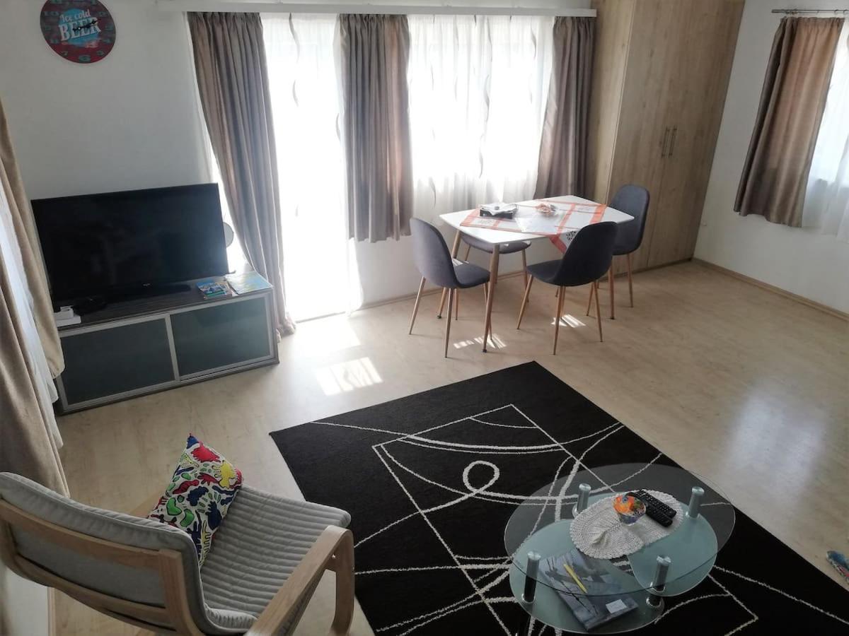 Dina Apartments Pola Esterno foto